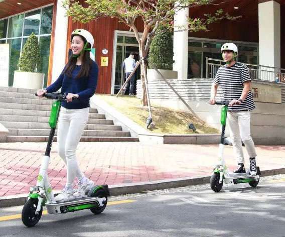 校內騎智能滑板車